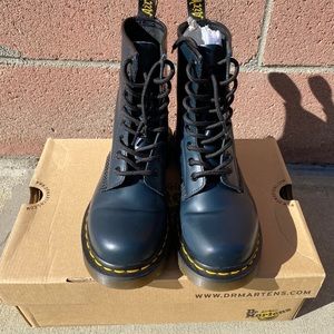 Dr. Martens 1460 in Navy